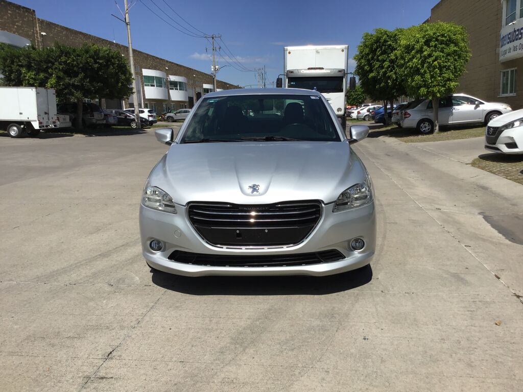 2017 Peugeot 301 4p Allure L4/1.6  Aut 6V 2017 Peugeot 301 Venta Exteriores 2