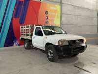 Nissan NP300 Estacas 2014 2p L4/2.4 Man Edición Especial  2014 Nissan NP300 Estacas Venta Exteriores 3