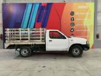 Nissan NP300 Estacas 2014 2p L4/2.4 Man Edición Especial  2014 Nissan NP300 Estacas Venta Exteriores 8