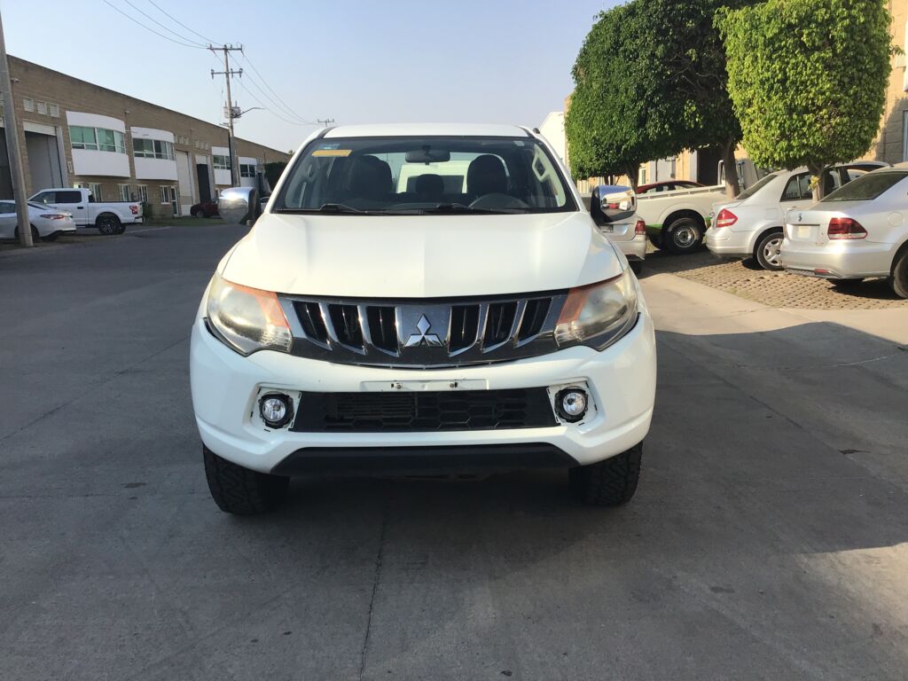 Mitsubishi L200 2018 4p Doble L4/2.5/T Diesel Man 4x4 2018 Mitsubishi L200 Venta Exteriores 2