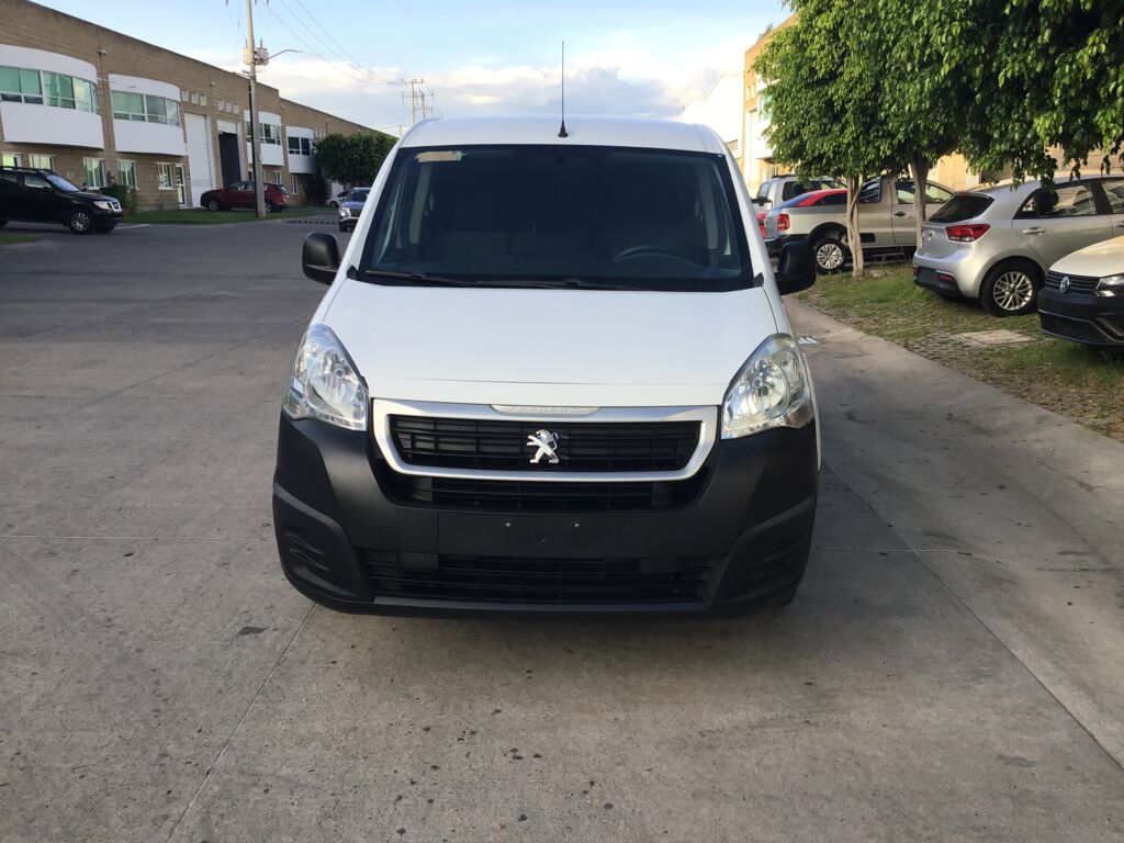 Peugeot Partner Maxi 2019 5p L4/1.6/T Diesel Man 2019 Peugeot Partner Maxi Venta Exteriores 2