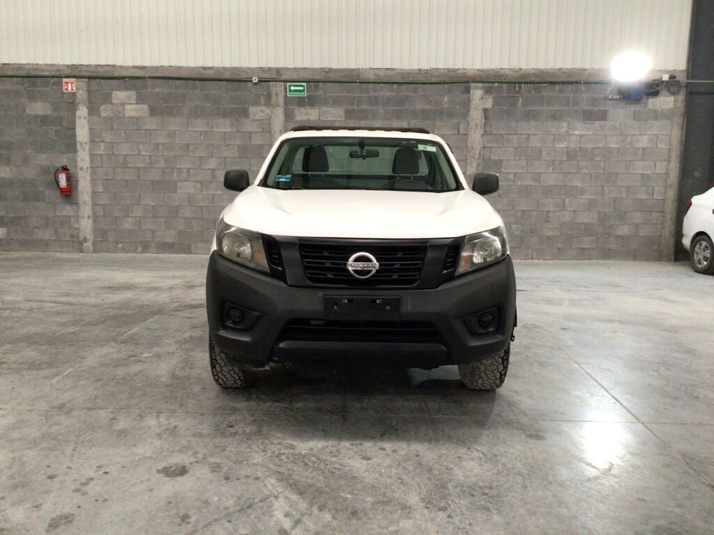 Nissan NP300 Estacas 2018 2p L4/2.5 Man D/H Paq. Seg. 2018 Nissan NP300 Estacas Venta Exteriores 2