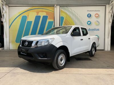 Nissan NP300 Doble Cabina 2020 4p SE L4/2.5 Man A/A Paq. Seg.