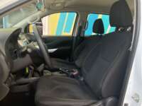 Nissan NP300 Doble Cabina 2020 4p SE L4/2.5 Man A/A Paq. Seg. 2020 Nissan NP300 Doble Cabina Venta Interiores 14