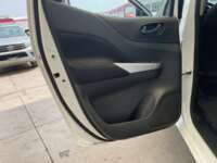 Nissan NP300 Doble Cabina 2019 4p SE L4/2.5 Man A/A Paq. Seg. 2019 Nissan NP300 Doble Cabina Venta Interiores 15