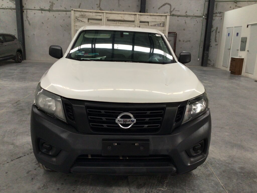 Nissan NP300 Estacas 2018 2p L4/2.5 Man D/H Paq. Seg. 2018 Nissan NP300 Estacas Venta Exteriores 2