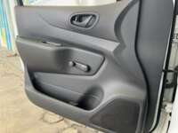 Nissan NP300 Frontier 2021 4p SE L4/2.5 Man 2021 Nissan NP300 Frontier Venta Interiores 17