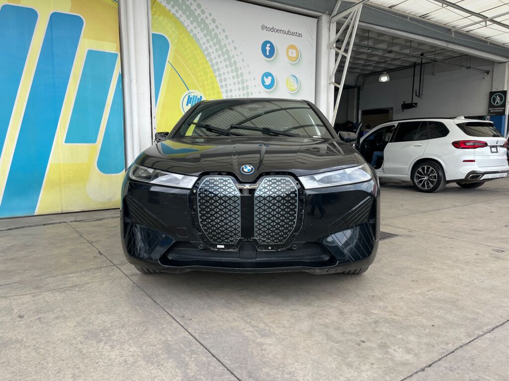 BMW iX1 2023 5p xDrive 40 EV 76.6 kwh 2023 BMW iX1 Venta Exteriores 2