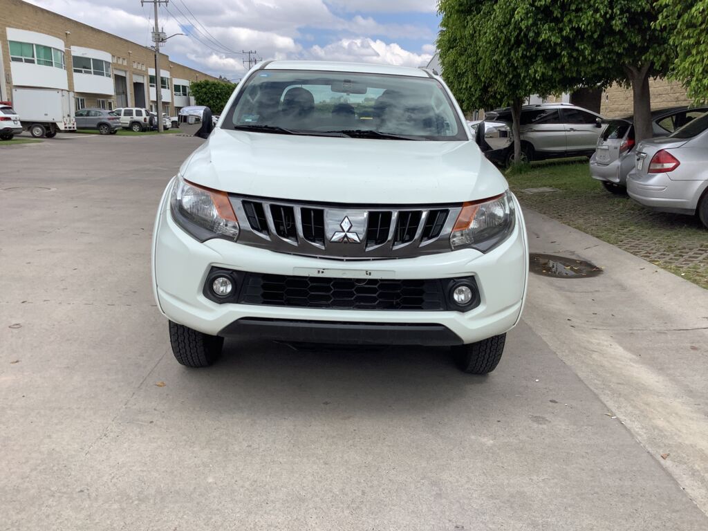Mitsubishi L200 2019 4p Doble Cabina L4/2.4 Man 2WD 2019 Mitsubishi L200 Venta Exteriores 2