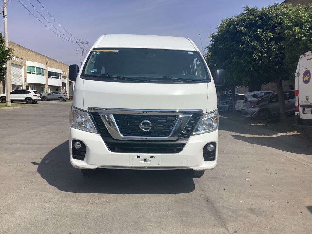 Nissan Urvan Pasajeros 2022 4p Amplia L4/2.5 A/A Man 15/Pas Paq. Seg.  2022 Nissan Urvan Pasajeros Venta Exteriores 2