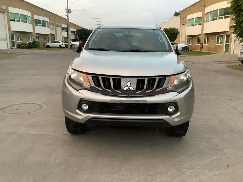 Mitsubishi L200 2019 4p Doble Cabina L4/2.5/T Diesel Man 4X4 2019 Mitsubishi L200 Venta Exteriores 2