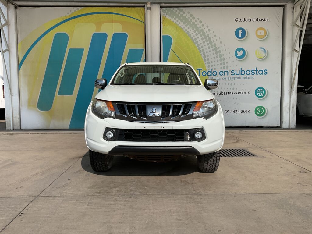 Mitsubishi L200 2019 4p Doble Cabina L4/2.4 Man 2WD 2019 Mitsubishi L200 Venta Exteriores 2