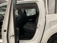 Nissan NP300 Frontier 2021 4p DC Diesel L4/2.5/T 4x4 Man 2021 Nissan NP300 Frontier Venta Interiores 16