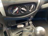 Nissan NP300 Frontier 2020 SE 2.5L Manual A/C Doble Cabina  2020 Nissan NP300 Frontier Ingreso Interiores 8