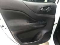 Nissan NP300 Frontier 2023 4p SE L4/2.5 Man 2023 Nissan NP300 Frontier Venta Interiores 13