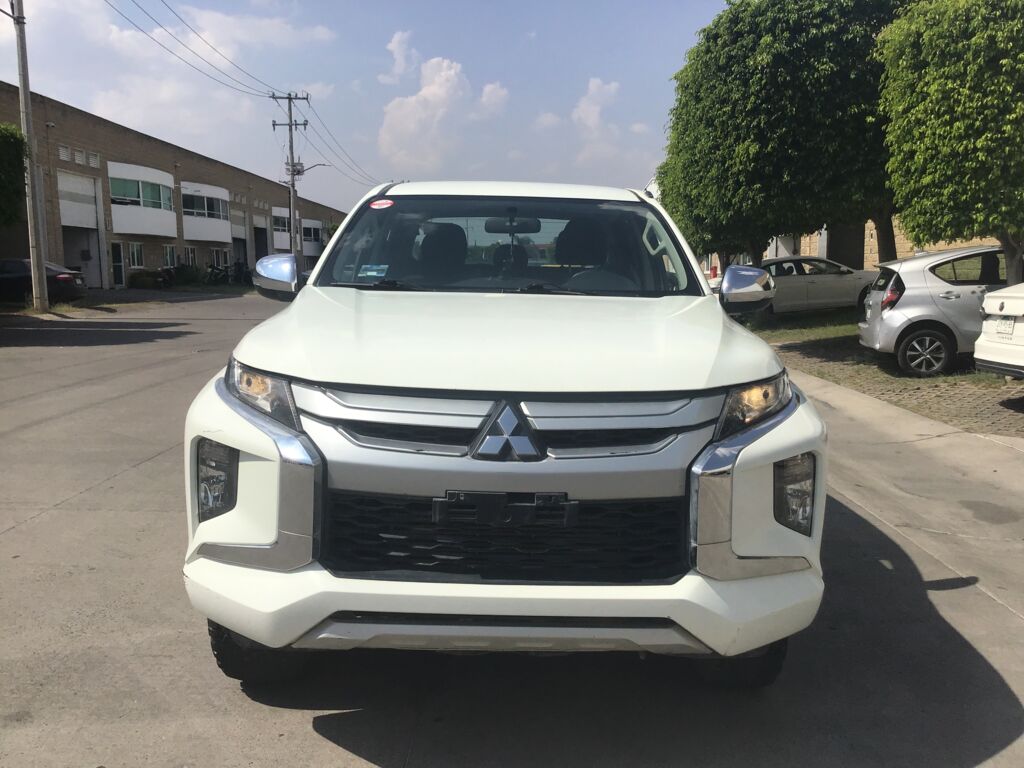 Mitsubishi L200 2023 4p GLX Doble Cabina Diesel Man 4X4 2023 Mitsubishi L200 Venta Exteriores 2
