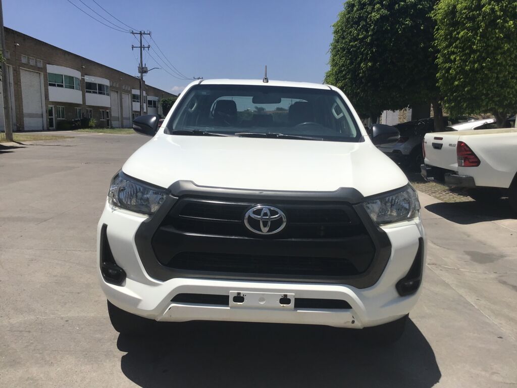 Toyota Hilux 2023 4p Doble Cabina SR L4/2.7 Man 2023 Toyota Hilux Venta Exteriores 2
