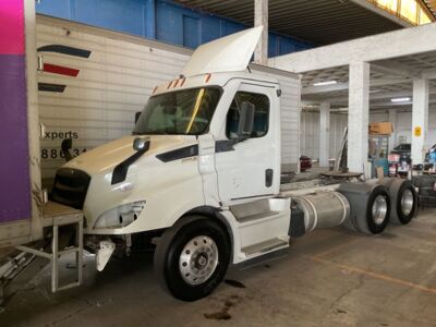 Freightliner Cascadia 2021 2p con Motor Detroit DD13 12.8L Man