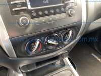 Nissan NP300 Frontier 2022 4p XE L4/2.5 Man 2022 Nissan NP300 Frontier Ingreso Interiores 10