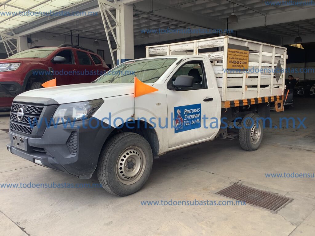 Nissan NP300 Estacas 2021 2p L4/2.5 Man A/A Línea Nueva IMG_7772
