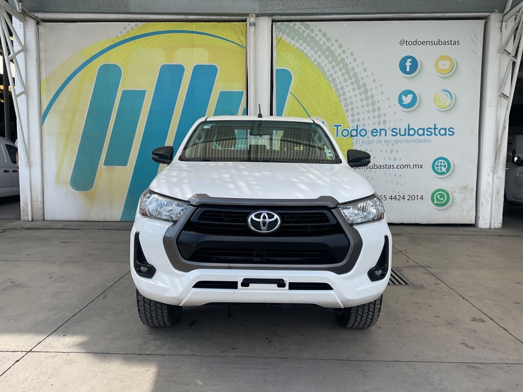 Toyota Hilux 2022 4p Doble Cabina Base L4/2.7 Man     2022 Toyota Hilux Venta Exteriores 2