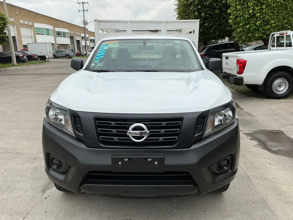 Nissan NP300 Estacas 2020 2p L4/2.5 Man Paq. Seg. 2020 Nissan NP300 Estacas Venta Exteriores 2