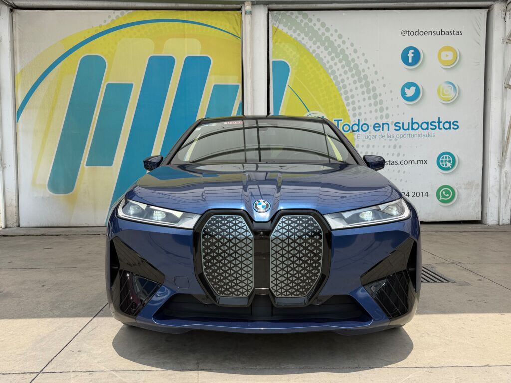 BMW iX 2024 5p xDrive 40 EV 76.6 kWh 2024 BMW iX Venta Exteriores 2